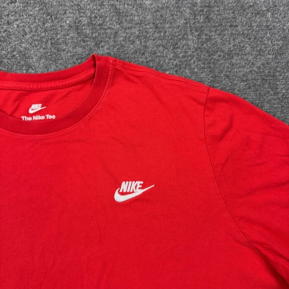 Nike Shirt Mens XL Red Crewneck Small Swoosh Logo The Nike Tee Tagless Casual